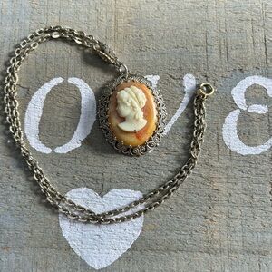 Vintage 1950 Cameo Pendant Necklace 26 inches
